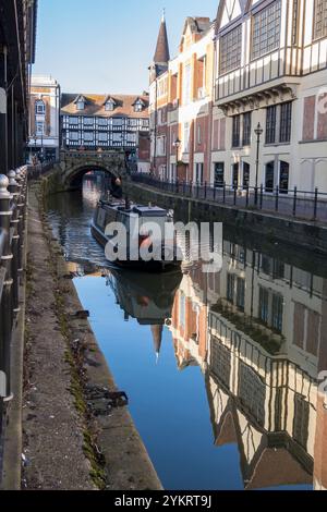 Schmales Boot Hoosier, das entlang des Flusses Witham in Lincoln City, Lincolnshire, England, Großbritannien fährt Stockfoto