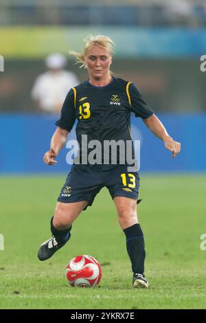 Frida Ostberg aus Schweden gibt den Ball während eines Gruppenspiels gegen China beim Olympischen Frauenfußballturnier in Peking am 6. August 2008 im Tianjin Olympic Sports Center Stadium in Tianjin, China. Nur redaktionelle Verwendung. Kommerzielle Nutzung verboten. (Foto: Jonathan Paul Larsen / Diadem Images) Stockfoto