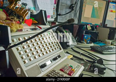 Nahaufnahme der Versandkonsolen an der Arbeitsstation des Dispatchers in Sitka, Alaska, USA. Stockfoto
