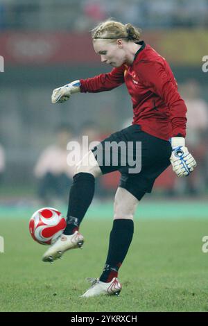 TIANJIN, CHINA - 6. AUGUST: Torhüter Hedvig Lindahl aus Schweden tritt während eines Gruppenspiels gegen China beim Olympischen Frauenfußballturnier in Peking am 6. August 2008 in Tianjin, China. Nur redaktionelle Verwendung. (Foto: Jonathan Paul Larsen / Diadem Images) Stockfoto