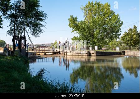 Fromista, Spanien: 21. Oktober 2024: Menschen an den Schleusen am Canal de Castilla auf der Jakobsweg, Etappe von Castrojeriz nach Fromista in Stockfoto