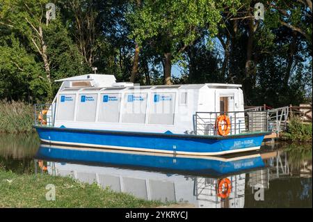 Fromista, Spanien: 21. Oktober 2024: Fähre für Touristen auf dem Canal de Castilla auf der Route des Jakobsweges, Etappe von Catrojeriz nach Fromista in Stockfoto