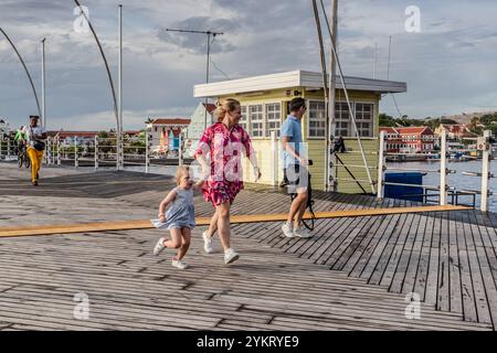 Die Queen Anna Bridge heißt Swinging Old Lady. Diese 1888 Ponton-Fußgängerbrücke öffnet sich seitlich für vorbeifahrende Schiffe. Koningin Emmabrug, Willemstad, Curacao, Kòrsou Stockfoto