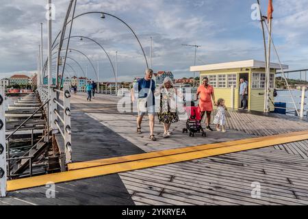 Die Queen Anna Bridge heißt Swinging Old Lady. Diese 1888 Ponton-Fußgängerbrücke öffnet sich seitlich für vorbeifahrende Schiffe. Koningin Emmabrug, Willemstad, Curacao, Kòrsou Stockfoto