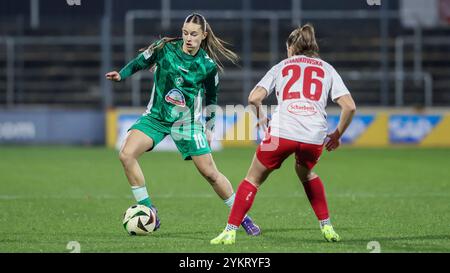 v.li.: Tuana Mahmoud (SV Werder Bremen, 10) und Martyna Wiankowska (1. FC Köln, 26) im Zweikampf, Duell, Dynamik, Aktion, ACTION, SPIELSZENE, DIE DFB-RICHTLINIEN UNTERSAGEN JEGLICHE NUTZUNG VON FOTOS ALS SEQUENZBILDER UND/ODER VIDEOÄHNLICHE FOTOSTRECKEN. DFB-VORSCHRIFTEN VERBIETEN JEDE VERWENDUNG VON FOTOGRAFIEN ALS BILDSEQUENZEN UND/ODER QUASI-VIDEO., 18.11.2024, Köln (Deutschland), Fussball, Google Pixel Frauen-Bundesliga, 1. FC Köln - SV Werder Bremen Stockfoto