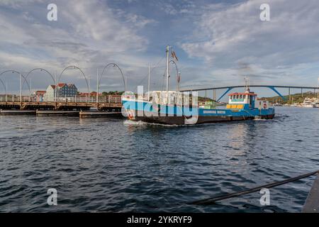 Die Queen Anna Bridge heißt Swinging Old Lady. Diese 1888 Ponton-Fußgängerbrücke öffnet sich seitlich für vorbeifahrende Schiffe. Handelskade, Willemstad, Curacao. Seit 1974 können Autos die Bucht von St. Anna über die Queen Juliana Bridge (im Hintergrund) überqueren, Kòrsou Stockfoto