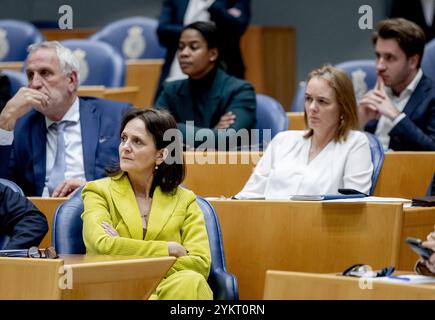 DEN HAAG - Nicolien van Vroonhoven (NSC) und andere Mitglieder der NSC-Gruppe während der Regelung der Beratungen im Repräsentantenhaus. ANP REMKO DE WAAL niederlande raus - belgien raus Stockfoto