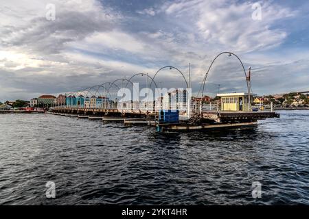 Die Queen Anna Bridge heißt Swinging Old Lady. Diese 1888 Ponton-Fußgängerbrücke öffnet sich seitlich für vorbeifahrende Schiffe. Handelskade, Willemstad, Curacao, Kòrsou Stockfoto