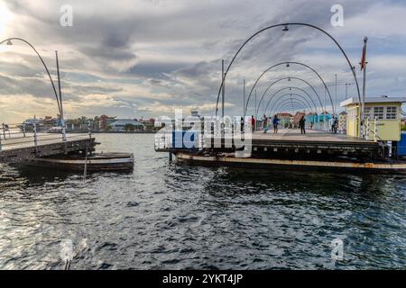 Die Queen Anna Bridge heißt Swinging Old Lady. Diese 1888 Ponton-Fußgängerbrücke öffnet sich seitlich für vorbeifahrende Schiffe. Handelskade, Willemstad, Curacao, Kòrsou Stockfoto