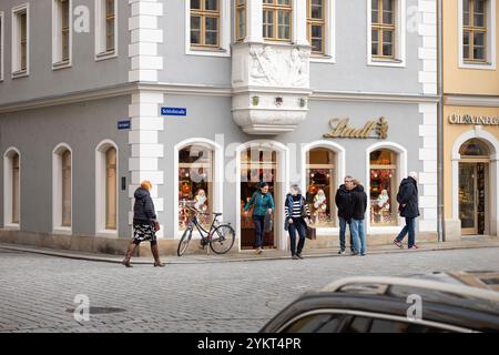 Lindt Boutique in der Altstadt. Händler für Schweizer Schokolade und Süßwaren. Das Gebäude ist außen mit einer belebten Straße vor dem Gebäude. Stockfoto