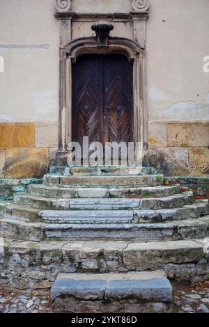 Treppen einer alten Kirche in Sandomierz, Polen Stockfoto