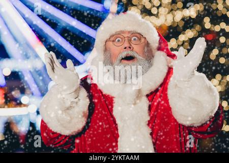 Foto von beeindruckt erstaunt santa claus offenen Mund heben Hände unglaublich festliche Mitternachtsfeier draußen Stockfoto