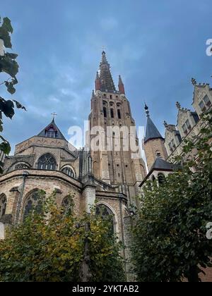 Kirche unserer Lieben Frau (Onze-Lieve-Vrouwekerk) in Brügge, Belgien Stockfoto