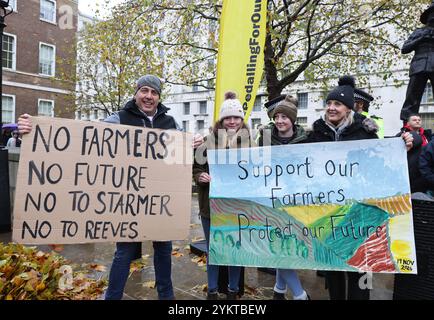 London, Großbritannien 19. November 2024. 20.000 Bauern aus ganz Großbritannien versammelten sich in Whitehall, um gegen die jüngsten Änderungen der Erbschaftssteuer zu protestieren, die im Haushalt von Rachel Reeves angekündigt wurden. Die Familien befürchten, dass sie ihre Bauernhöfe nicht an ihre Kinder weitergeben können, und das Land muss verkauft werden. Jeremy Clarkson drängte eine Regierungsumkehr. Die Bauern brachten Produkte für die Lebensmittelbank City Harvest zum Vertrieb ein und die Traktoren der Kinder wurden ebenfalls vor Ort gespendet. Kredit : Monica Wells/Alamy Live News Stockfoto