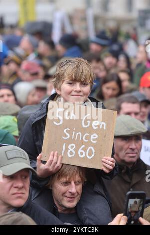 London, Großbritannien 19. November 2024. 20.000 Bauern aus ganz Großbritannien versammelten sich in Whitehall, um gegen die jüngsten Änderungen der Erbschaftssteuer zu protestieren, die im Haushalt von Rachel Reeves angekündigt wurden. Die Familien befürchten, dass sie ihre Bauernhöfe nicht an ihre Kinder weitergeben können, und das Land muss verkauft werden. Jeremy Clarkson drängte eine Regierungsumkehr. Die Bauern brachten Produkte für die Lebensmittelbank City Harvest zum Vertrieb ein und die Traktoren der Kinder wurden ebenfalls vor Ort gespendet. Kredit : Monica Wells/Alamy Live News Stockfoto