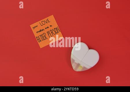 Notizen mit Texten der Liebe und Zuneigung, handgeschrieben in farbigen Post-it-Notizen auf einem einfarbigen Hintergrund, auf dem zusätzlicher Text hinzugefügt werden kann Stockfoto