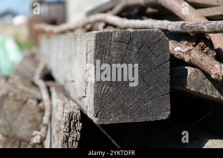 Altes Holzbalkenende mit Rissen aus der Nähe Stockfoto
