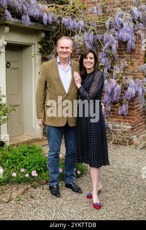 Lady Laura Cathcart mit Ehemann William Cash in ihrer Wohnung Upton Cressett Hall, Bridgnorth, Shropshire, Großbritannien. Stockfoto