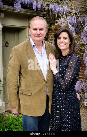 Lady Laura Cathcart mit Ehemann William Cash in ihrer Wohnung Upton Cressett Hall, Bridgnorth, Shropshire, Großbritannien. Stockfoto