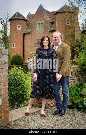 Lady Laura Cathcart mit Ehemann William Cash in ihrer Wohnung Upton Cressett Hall, Bridgnorth, Shropshire, Großbritannien. Stockfoto