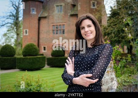 Lady Laura Cathcart Ehefrau von William Cash abgebildet in ihrem Haus Upton Cressett Hall, Bridgnorth, Shropshire, Großbritannien. Stockfoto