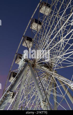 Big Wheel, Observation Wheel auf der Bournemouth Promenade beleuchtet in der Abenddämmerung, Golden Hour, Bournemouth Pier, Großbritannien Stockfoto