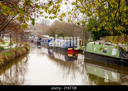 Canal Schmalboote vertäuten entlang des Schleppweges auf dem Trent and Mersey Kanal, während sie durch das Dorf cheshire Wheelock fahren Stockfoto