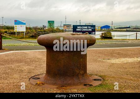 Der alte Schiffspoller diente einst zur Sicherung eines Schiffes am Kai in Belfast Docks Stockfoto