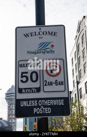 Willkommen bei den Niagarafällen und dem Geschwindigkeitsbegrenzungsschild an der Victoria Avenue in Ontario, Kanada Stockfoto