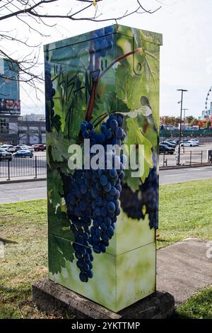 Grapes-Wandbild an der Verkehrskontrollbox an der Victoria Avenue in Clifton Hill, Niagara Falls, Ontario, Kanada Stockfoto