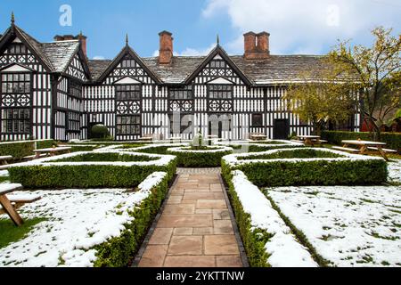 Die Alte Halle erbaute 1656 nach einem Winterschneefall eine schwarz-weiße fachwerkstube in der Marktstadt Sandbach Cheshire Stockfoto