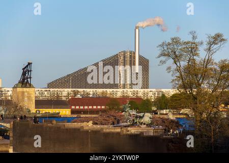 Amager Bakke, bekannt als Amager Slope oder Copenhill, Energiekraftwerk mit Erholungseinrichtung am 29. April 2023 in Kopenhagen, Dänemark. Stockfoto