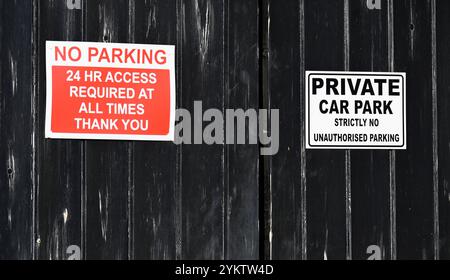 Warnschilder an Garagentoren. Captain French Lane, Kendal, Cumbria, England, Vereinigtes Königreich, Europa. Stockfoto