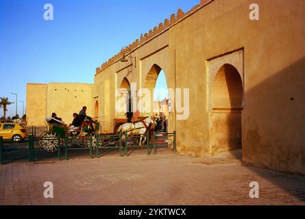 Das alte Bab oder Tor Doukkala, um den Souk oder Basar in der Altstadt von Marrakesch in Marokko im Maghreb in Nordafrika zu betreten Stockfoto