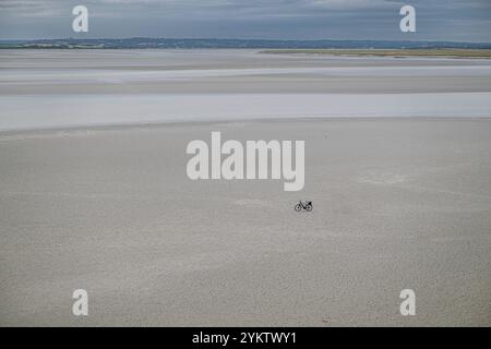 Küste bei Ebbe unterhalb des Dorfes Mont Saint Michel, Normandie, Frankreich Stockfoto