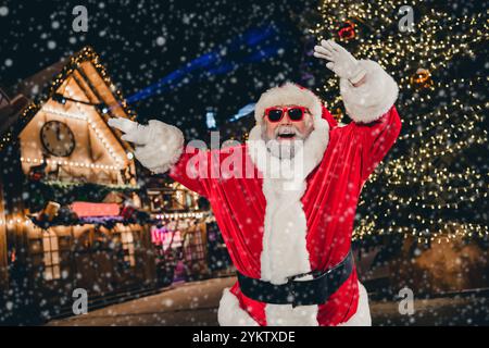 Portrait des verrückten positiven Großvaters santa, der im Freien tanzt, Mitternachts-Event-Fee Stockfoto