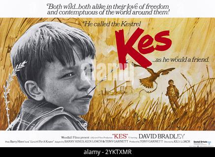 Kes (1969) unter der Regie von Ken Loach mit David Bradley, Freddie Fletcher und Colin Welland. Ein englischer Junge aus der Arbeiterklasse entdeckt Sinn im Leben, als er einen Falken ausbildet und ihm eine kurze Flucht aus seiner harten Realität in einer Bergbaustadt in Yorkshire bietet. Foto eines original vollständig restaurierten Leinenhinterlegtes 1969 British Quad Poster ***NUR REDAKTIONELLE VERWENDUNG***. Kredit: BFA / Private Collection / United Artists Stockfoto