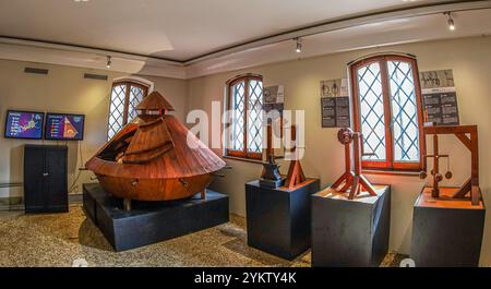 VENEDIG, ITALIEN, 18. MÄRZ 2023: Im Inneren des Leonardo da Vinci Museums. Eine Sammlung von Maschinen, die auf der Grundlage von Leonardo da Vincis Entwürfen gebaut wurden, in r Stockfoto