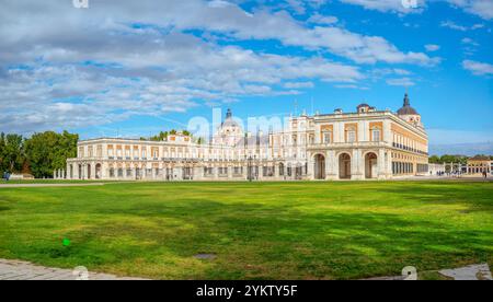 Hauptfassade des Königspalastes von Aranjuez, einer historischen Residenz der spanischen Monarchie, in Aranjuez, Madrid, Spanien. Stockfoto