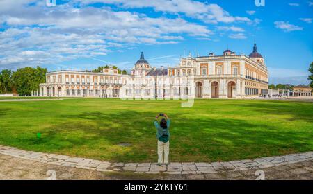 Hauptfassade des Königspalastes von Aranjuez, einer historischen Residenz der spanischen Monarchie, in Aranjuez, Madrid, Spanien. Stockfoto