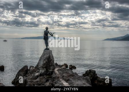 Der historischen Statue der Jungfrau mit der Möwe ist ein Symbol, nicht nur von Opatija, sondern die gesamte Region Kvarner. Die Statue auf der Adria Küste ist in der Stockfoto