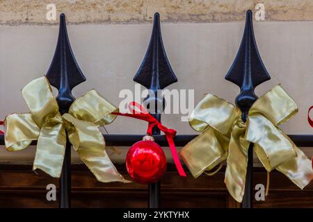 Festliche Weihnachtsdekoration Auf Schwarzem Metallzaun Stockfoto