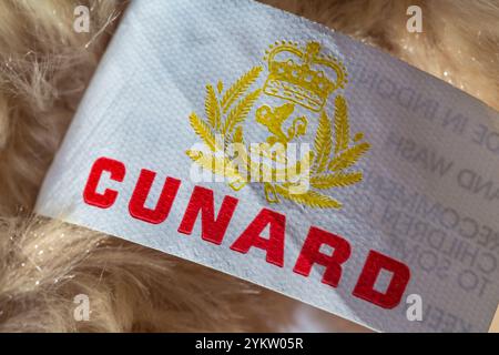 Cunard-Etikett mit Logo auf Cunard-Teddybär-Kuscheltier Stockfoto