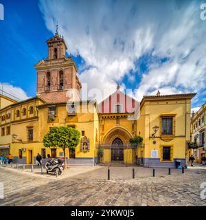 Sevilla, Spanien, 28. Januar 2021, gotische Mudéjar-Kirche mit Turm in Sevilla, sonniger Tag mit blauem Himmel. Stockfoto