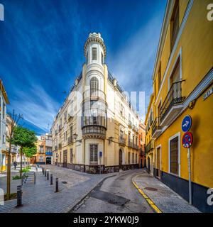 Anibal Gonzalez entwarf 1914 ein Gebäude in Sevilla, Spanien. Stockfoto