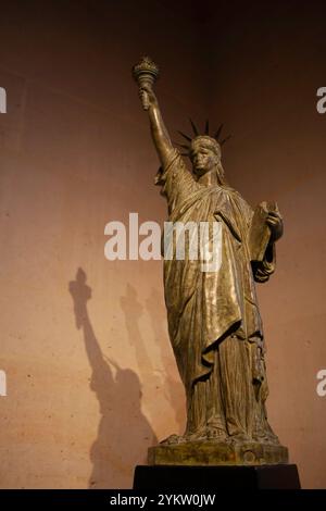 Pierrefonds Castle in der Oise wurde von Eugène Viollet-le-Duc mit der Freiheitsstatue wiederaufgebaut Stockfoto