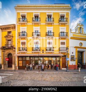 Sevilla, Spanien, 28. Januar 2021, Eine malerische Straßenszene mit der berühmten Casa Vizcaino und der Montesion Kapelle in Sevilla, Spanien, die lebendig ist Stockfoto