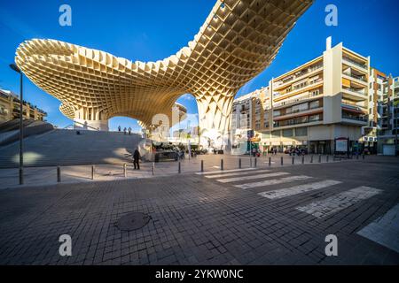 Sevilla, Spanien, 28. Januar 2021, faszinierender Blick auf Las Setas, ein modernes architektonisches Meisterwerk in Sevilla, Spanien. Das komplizierte Design der Struktur ist Stockfoto