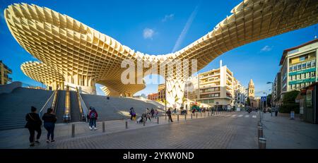 Sevilla, Spanien, 28. Januar 2021, faszinierender Blick auf Las Setas, ein modernes architektonisches Meisterwerk in Sevilla, Spanien. Das komplizierte Design der Struktur ist Stockfoto