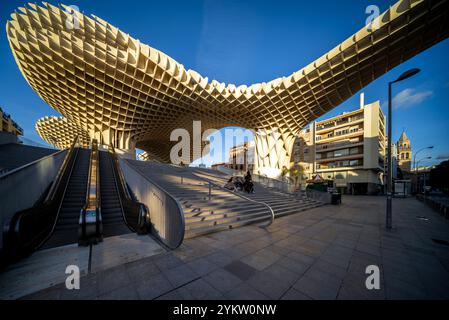 Sevilla, Spanien, 28. Januar 2021, faszinierender Blick auf Las Setas, ein modernes architektonisches Meisterwerk in Sevilla, Spanien. Das komplizierte Design der Struktur ist Stockfoto